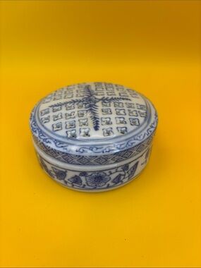Chinese Blue and White Porcelain Decorative Trinket Box